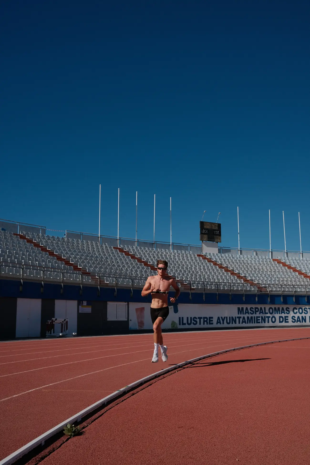 Thomas läuft allein im Stadion von Maspalomas